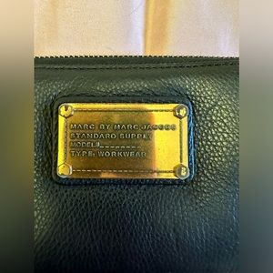Marc Jacobs Wallet Size Large in Black With Gold Hardware